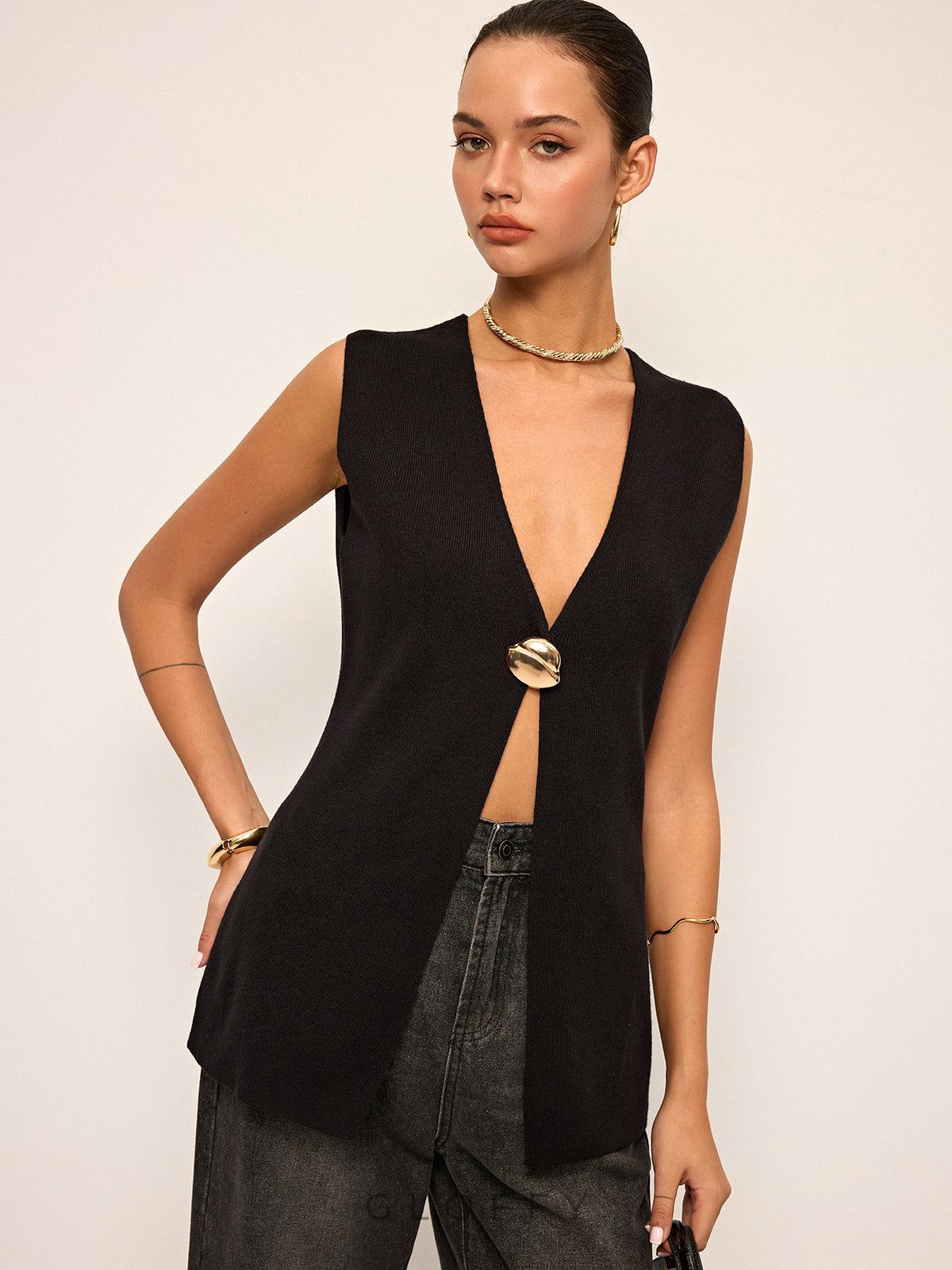 V Yaka Düğmeli Triko Süveter – Siyah